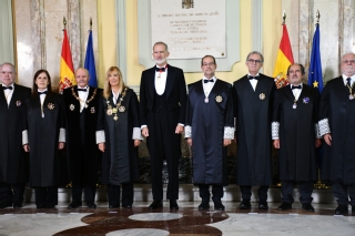Primer plano de Su Majestad el rey Felipe VI y de la presidenta del Tribunal Supremo y del CGPJ junto a la Sala de Gobierno